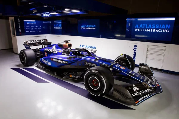 Imagem colorida de Carlos Sainz na Williams - Metrópoles