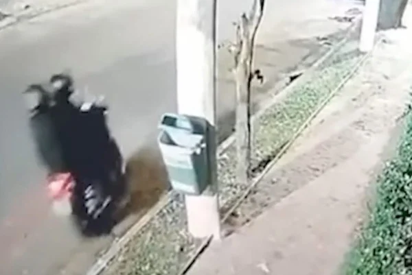 câmeras de segurança mostram assaltantes fugindo de moto
