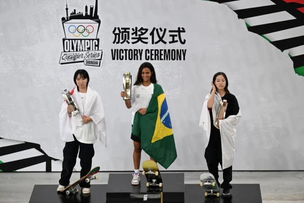 Rayssa Leal vence etapa do pré-olímpico na China e crava vaga em Paris