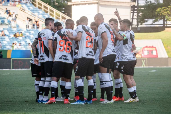 Imagem mostra jogadores do Vasco - Metrópoles
