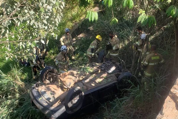 Carro capota na BR-020