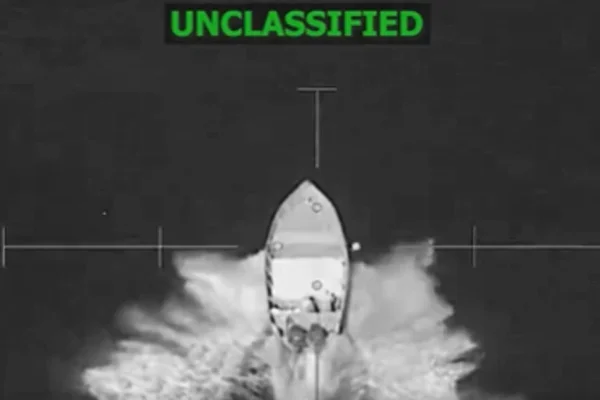 Foto colorida retirada de vídeo divulgado pelos EUA em que dois barcos são bombardeados no Pacífico - Metrópoles
