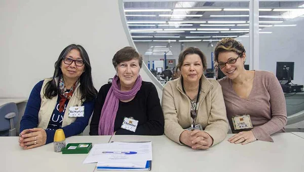 Mulheres ganham a vida redigindo cartas para quem não sabe escrever