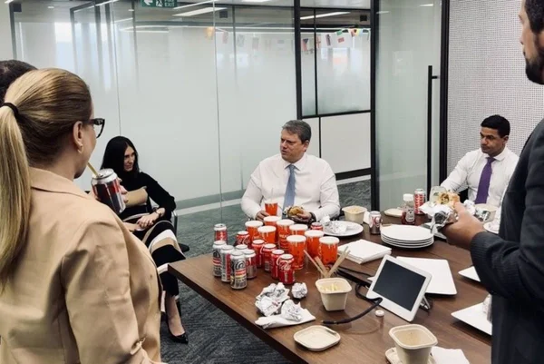Tarcísio de Freitas almoçando com a equipe - Metrópoles