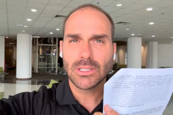 PF intima Eduardo Bolsonaro por chamar delegado de put*nha de Moraes