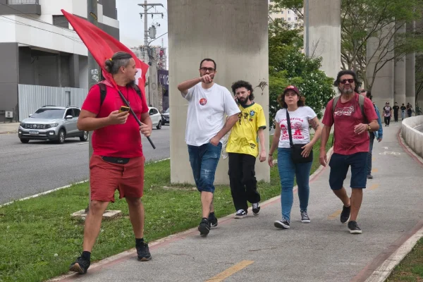 Passageiros da Linha 15 a caminho de ato na Paulista percorrem trecho a pé após acidente com guindaste - Metrópoles