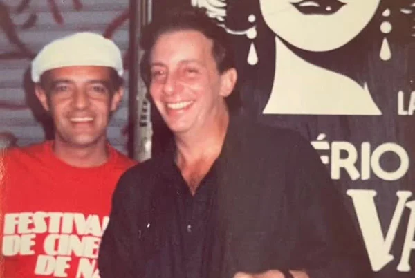 Imagem colorida de Marco Nanini com o colega Ney LaTorraca