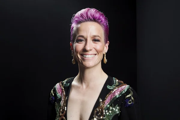 Rapinoe leva prêmio de melhor jogadora e solta o verbo em discurso