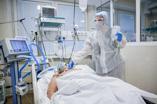 Celebridades antivacina são convidadas a visitarem hospitais na Rússia