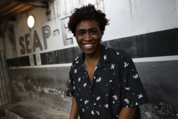 Foto colorida de Carlos Vítor Guimarães, de 24 anos jovem negro - Metrópoles