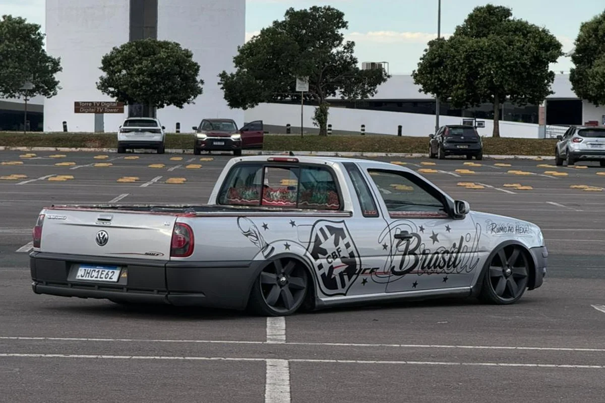 A tradição de adesivar carros para apoiar a Seleção Brasileira tem impulsionado o setor de gráfica e comunicação visual A tradição de adesivar carros para apoiar a Seleção Brasileira tem impulsionado o setor de gráfica e comunicação visual