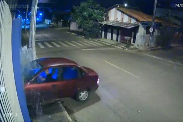 Carro bate em muro de igreja e motorista foge dirigindo em Caldas Novas