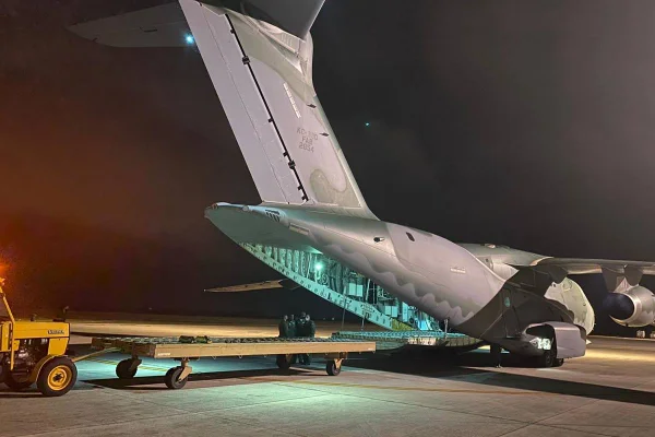 Avião da Força Aérea leva gerador para Amapá