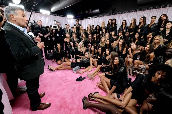Ed Razek em conversa com modelos