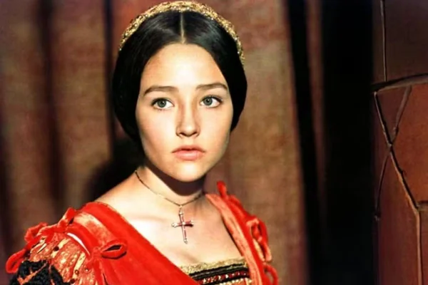 Foto colorida da atriz Olivia Hussey Eisley, aos 15 anos - Metrópoles