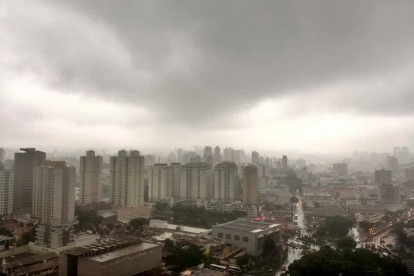 Imagem colorida de céu nublado de São Bernardo do Campo. Metrópoles