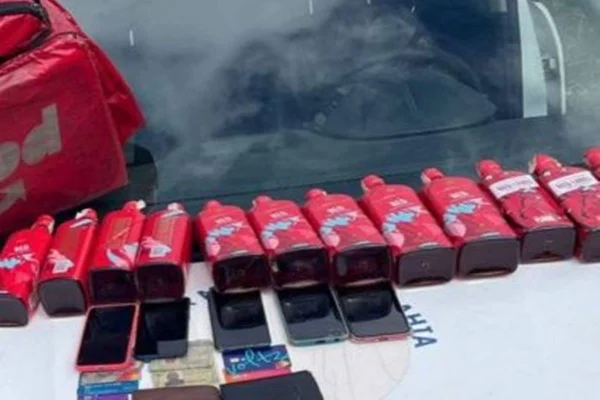 Foto colorida de garrafas de bebidas alcoólicas e celulares roubados-Metrópoles