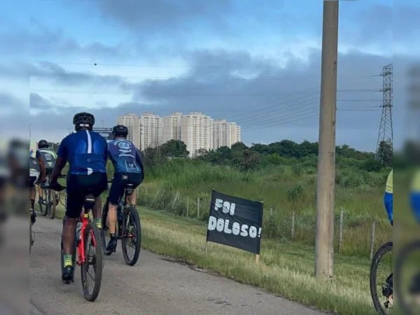 Filhos de ciclista morto instalam ghost bike na BR-070. Vídeo