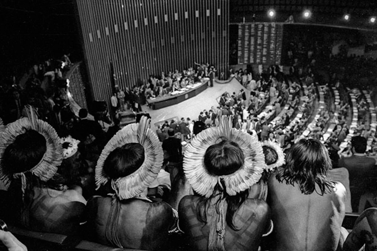 Indígenas assistem à discussão, na Assembleia Nacional Constituinte, dos direitos dos povos indígenas Indígenas assistem à discussão, na Assembleia Nacional Constituinte, dos direitos dos povos indígenas