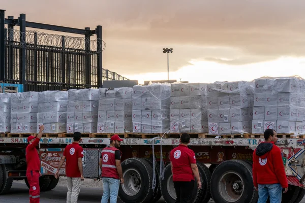 Imagem colorida de caminhão com suprimentos de ajuda humanitária a Gaza