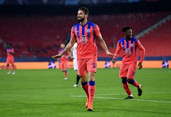Giroud marca quatro, Chelsea goleia Sevilla e garante ponta do Grupo E