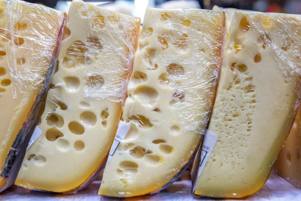 Suíça autoriza “buracos artificiais” em queijos tradicionais