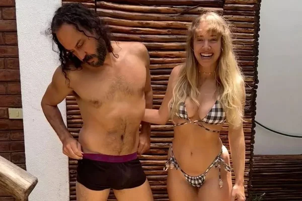 Gabriel, O Pensador faz poses de blogueiro em fotos com a namorada