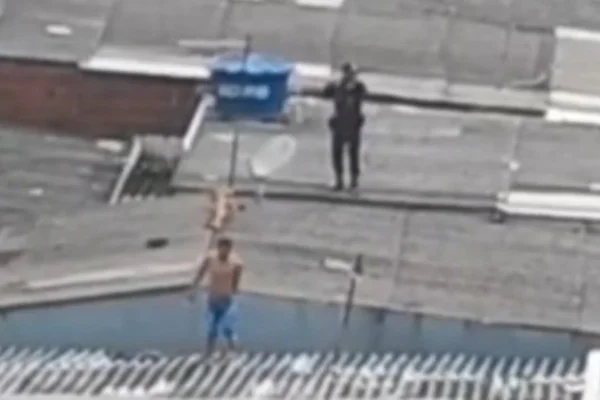 Agressor sobe em telhado para fugir da polícia após bater na esposa