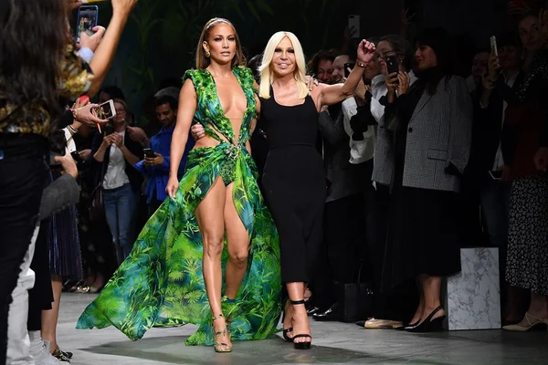 Treta: Fashion Nova responde ao processo de plágio da Versace