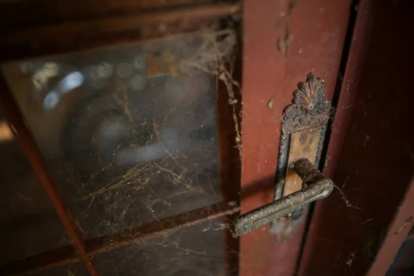 O mistério por trás da mansão abandonada que intriga moradores de Brasília