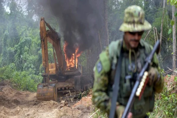 Imagem colorida de homem na floresta - Metrópoles