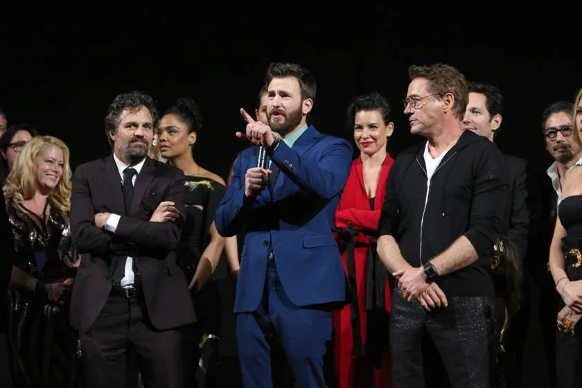 Mark Ruffalo, Chris Evans, e Robert Downey Jr. Mark Ruffalo, Chris Evans, e Robert Downey Jr.