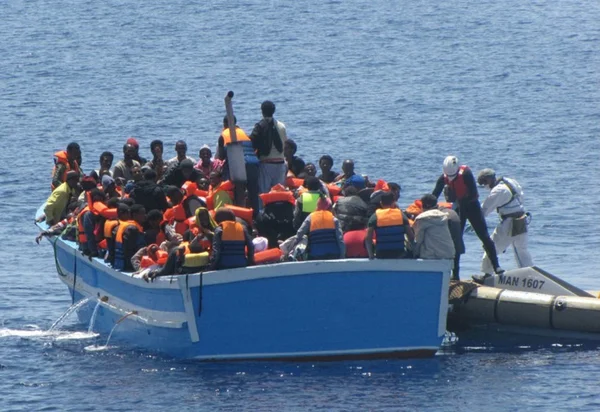 Espanha resgata 476 imigrantes em travessia no Mediterrâneo