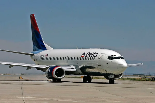 Imagem colorida mostra avião da Delta Airlines taxiando no Salt Lake City International Airport - Metrópoles