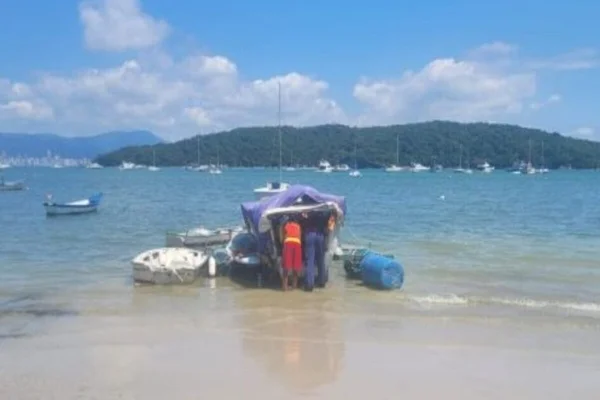 Imagem colorida de equipe dos bombeiros em barco - Metrópoles