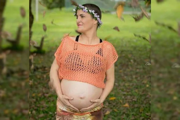 Foto mostra Claudia Espindola Mãe que ficou grávida durante o tratamento do câncer de mama
