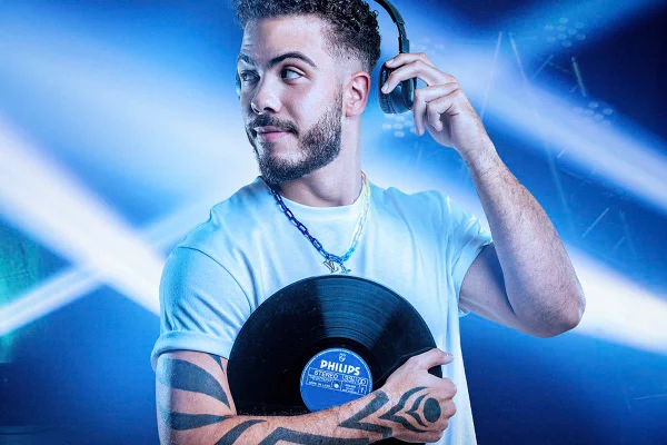 Foto colorida do DJ Ronald - Metrópoles