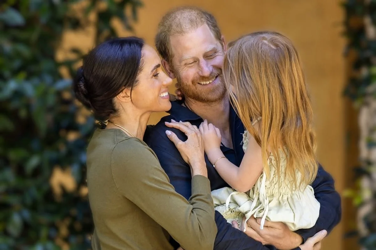 Meghan Markle e os filhos irão para o Reino Unido após quatro anos Meghan Markle e os filhos irão para o Reino Unido após quatro anos