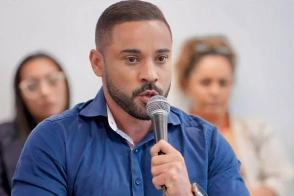 Imagem colorida do jornalista Bruno Assunção, do SBT Rio - Metrópoles