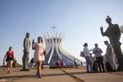 Turistas em frente à Catedral Metropolitana de Brasília Turistas em frente à Catedral Metropolitana de Brasília