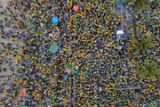 Vestindo verde e amarelo, manifestantes de direita foram às ruas no Rio de Janeiro