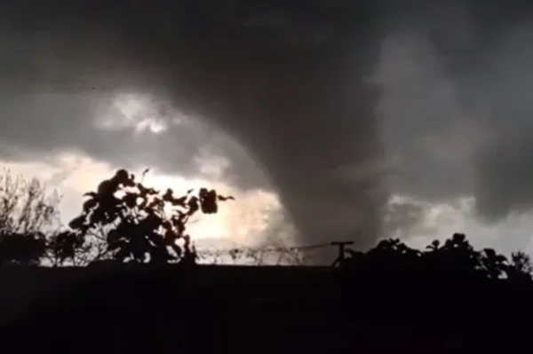 imagem colorida de tornado no Rio Grande do Sul