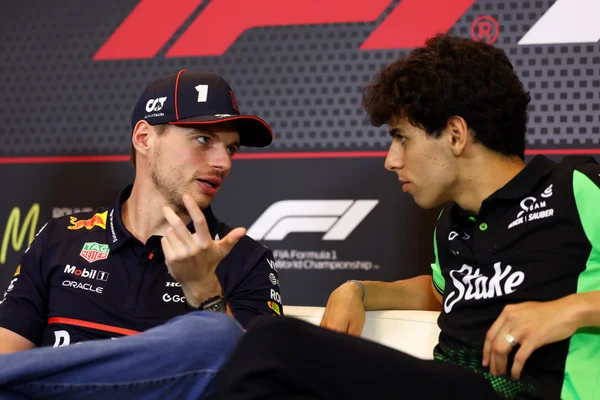 Foto colorida de Max Verstappen e Gabriel Bortoleto - Metrópoles