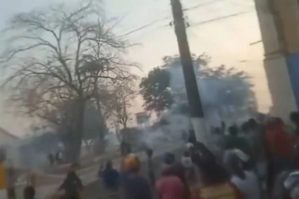 Imagem colorida de garimpeiros em confronto com policias em Humaitá