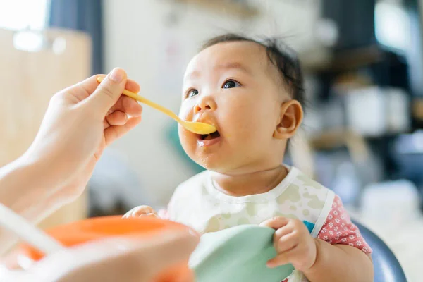 bebê comendo
