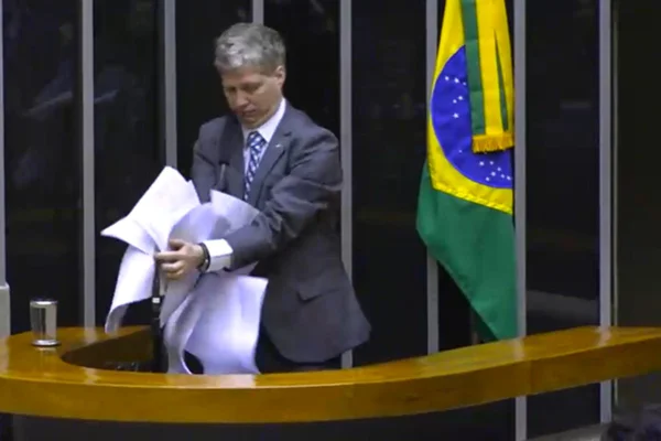 Foto colorida do deputado federal Marcel Van Hattem (Novo-RS) se desequilibrou enquanto discursava a respeito da votação da reforma tributária na Câmara - Metrópoles