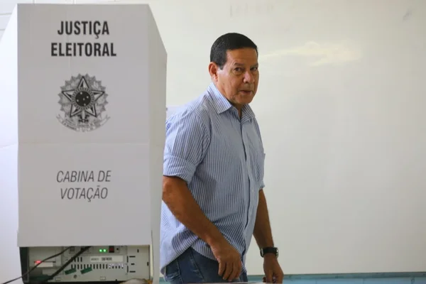 Mourão vota no DF e diz que alterar Previdência Social é prioridade