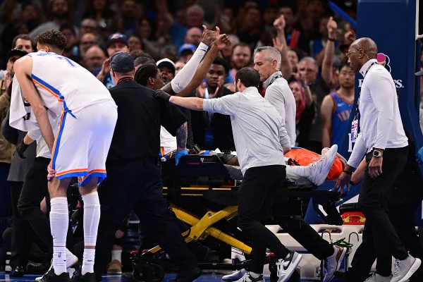 NBA: Jalen Williams deixa jogo de maca após lesão impressionante