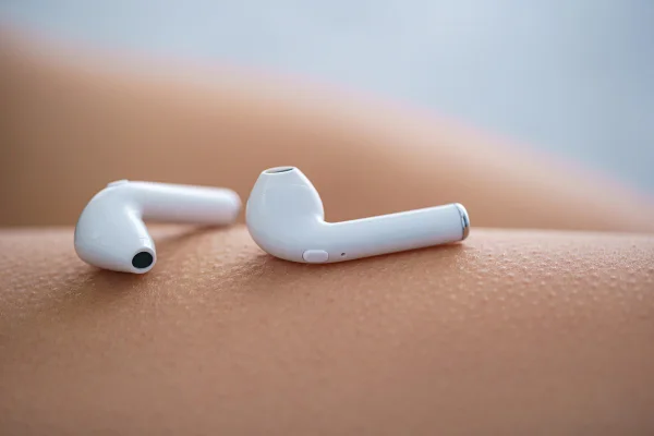 Foto de braço arrepiado com fones de ouvido para ouvir música.