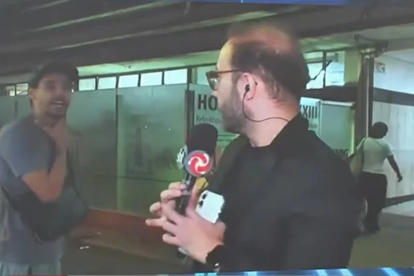 Repórter é agredido durante entrada ao vivo na porta de hospital em BH